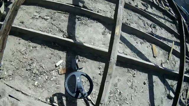 Поиск с металлоискателем на старой крыше.
