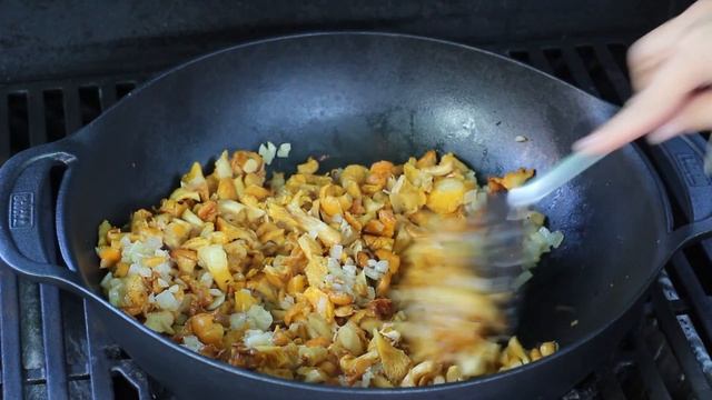 ЖАРЕНЫЕ ЛИСИЧКИ СО СМЕТАНОЙ В КАРТОШКЕ НА ГРИЛЕ. Самый вкусный рецепт! )
