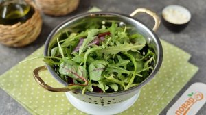 Салат с беконом, грушей и рукколой