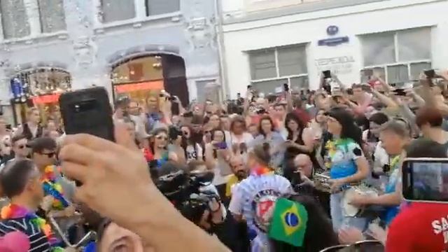 Бразильские болельщики. Бразильский карнавал на Никольский #чм2018 #москва #футбол #фанаты