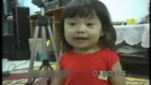 Милая девочка поет