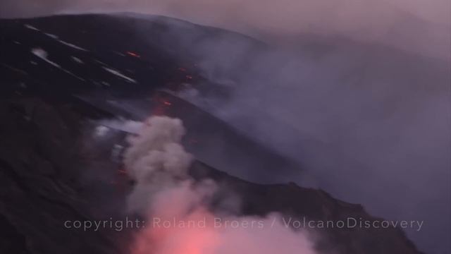 Etna erupts on Christmas Eve 2018: huge lava flow travels into Valle del Bove смотреть онлайн