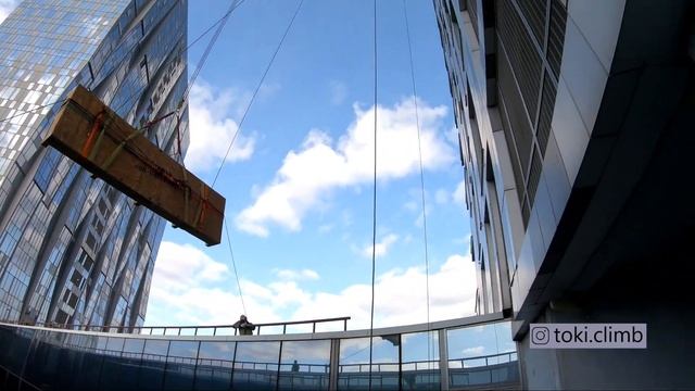 Промышленные альпинисты "Toki.climb". Монтаж остекления. Подъем грузов.