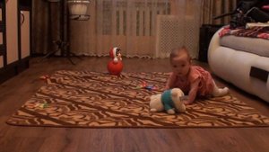Ребенок играет, родители подглядывают