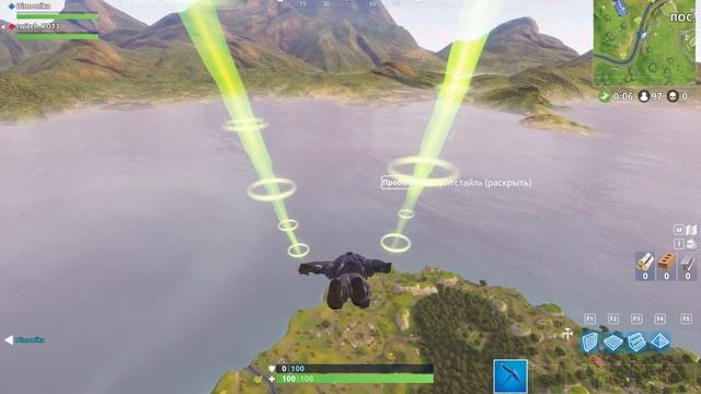 Ищите между пугалом, старинным розовым автомобилем и большим экраном смотреть онлайн