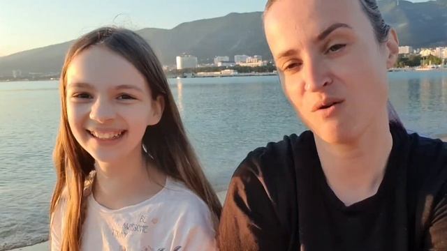 ЗАКАТ 19 МАЯ В ГЕЛЕНДЖИКЕ. ТЕПЛО КАК ЛЕТОМ, НА ПЛЯЖАХ КУПАЮТСЯ ДЕТИ. смотреть онлайн