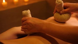 Массаж горячими травяными мешочками «Пинда Шведа»