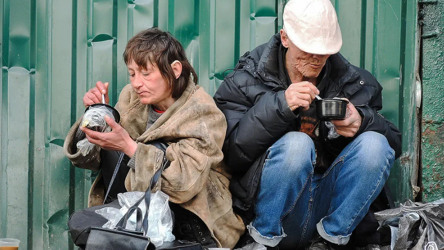 Стоматология, парикмахерская, банки, а люди лохматые и без денег смотреть онлайн