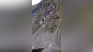 Грандиозный обвал скалы в горах Китая