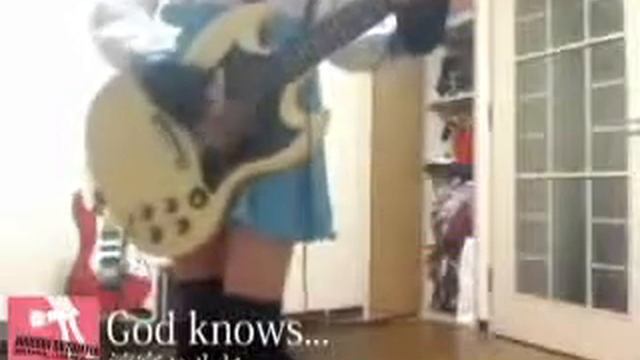 Анимешница классно играет на электрогитаре