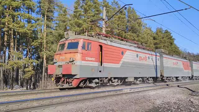 Электровоз ВЛ11.8-825 с грузовым поездом