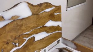 Кровать из слэба и эпоксидной смолы