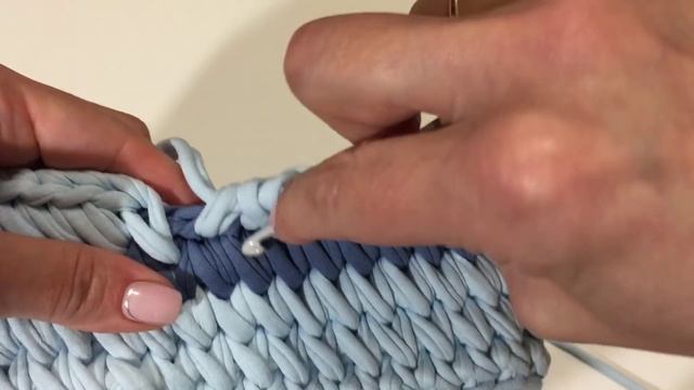 Квадратная корзина из трикотажной пряжи | Узор КОСЫЕ ГАЛОЧКИ крючком смотреть онлайн