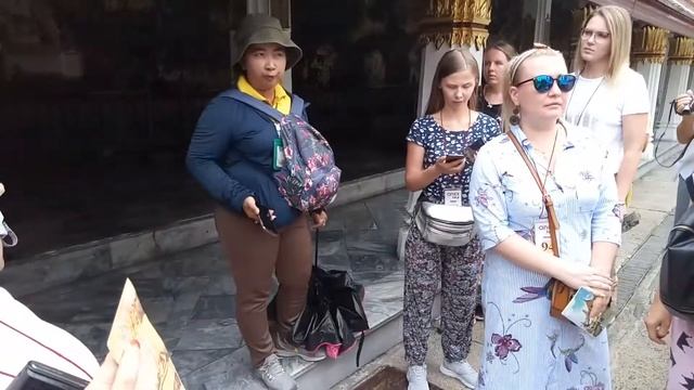 Гид Ми-ми, Королевский дворец, Бангкок, Таиланд, июль 2019 года смотреть онлайн