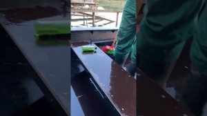 Как работает самоотливная палуба и система слива воды в лодке