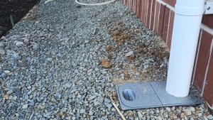 Модернизировали отмостку из щебня точечными ливнеприемниками. последние осенние дни. вернёмся весно