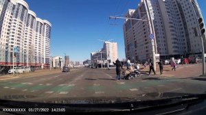 Volkswagen сбил собаку и уехал