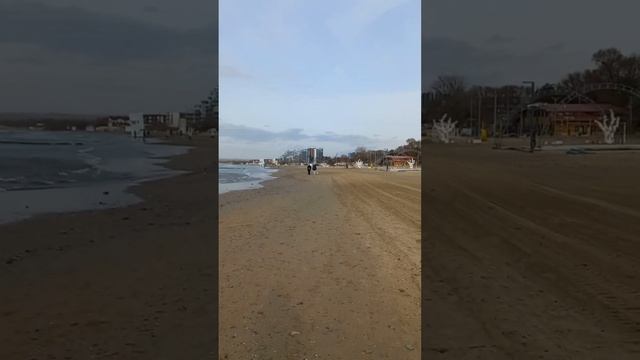 Центральный пляж Анапы. Ропаны все уже собрали) нашли только часть ракушек возле речки Анапка. смотреть онлайн