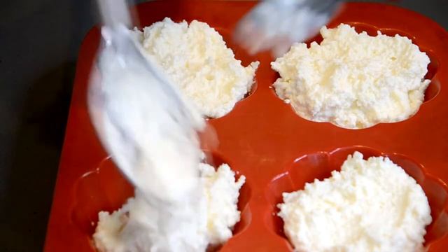 Самые пышные запеченные сырники с клюквенным соусом без муки. смотреть онлайн