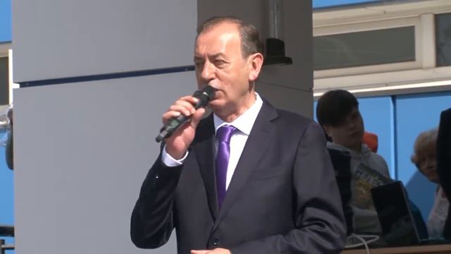 1 сентября в школах района. Сын Гриша идет в 1 класс смотреть онлайн