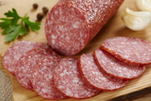 варено-капченый сервелат из свинины