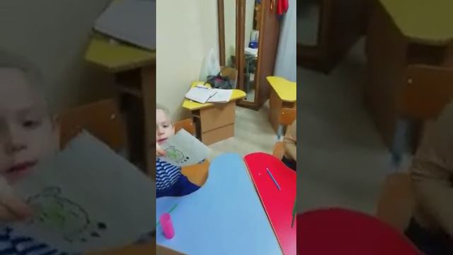 Дети учат предлоги.