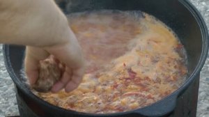 Тефтели ёжики в Казане, в бомбезном соусе, на природе с дымком!