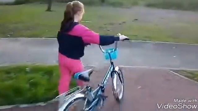 Катаюсь с сестрой на великах/Варя упала/Скатываемся с горки/Виктория Бай. смотреть онлайн