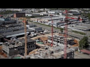 Вечер. Стройка. Работа крана. Башенные краны QTZ и POTAIN