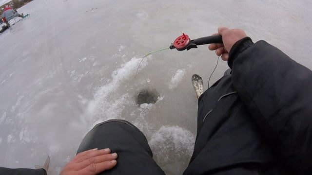 Ловим леща на мормышку. Лещ не лезет в лунку. смотреть онлайн