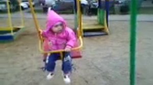 Моя маленькая девочка качается на качели/my little girl swinging on a swing