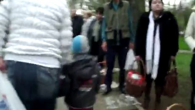 Очередь православных, пришедших святить пасхальные куличи, перекрыла Комсомольский паркDSCF0388 смотреть онлайн