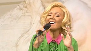 Lepa Brena - LIVE - Evo, zima ce - Balkanskom ulicom - (RTS 2018)