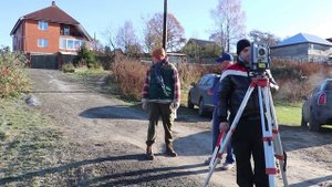 Посадка дома на участок. Работа геодезиста. Участок с уклоном и сложной формой. Фахверк.