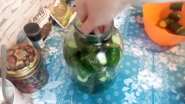 Малосольные огурцы на минералке