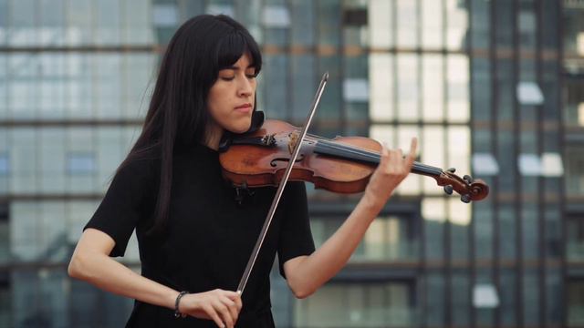 Beatuiful Woman Playing Violin A Female Violinist Playing Musin Rooftop Relaxing Music смотреть онлайн