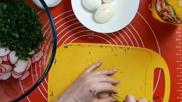 Вкусный салат с редиской / простой рецепт салата с редиской, яйцом и зеленью
