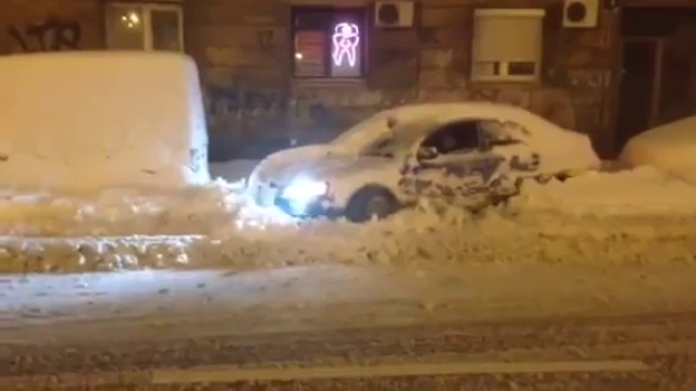 Audi выбирается из сугроба