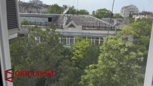 Наружная оконная сетка на петлях установили в Севастополе