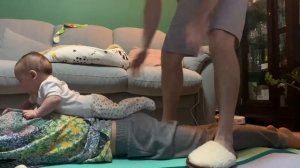 Неугомонный попрыгун делает маме массаж ?♀️