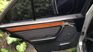 Разбор двери на Mercedes-Benz W124 снимаем стекло,обшивку,замок,ручки,трапецию и тд