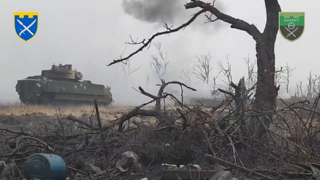 Украинский М2А2 в ближнем бою расстреливает БМП смотреть онлайн