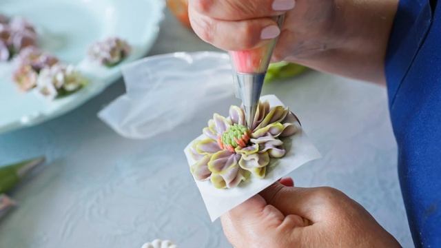 Creating Realistic Buttercream Flowers #2 смотреть онлайн