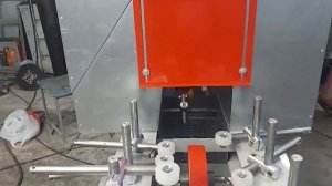 В работе станок покраски погонажа.