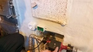 Газовый котёл, циркуляционный насос и терморегулятор.