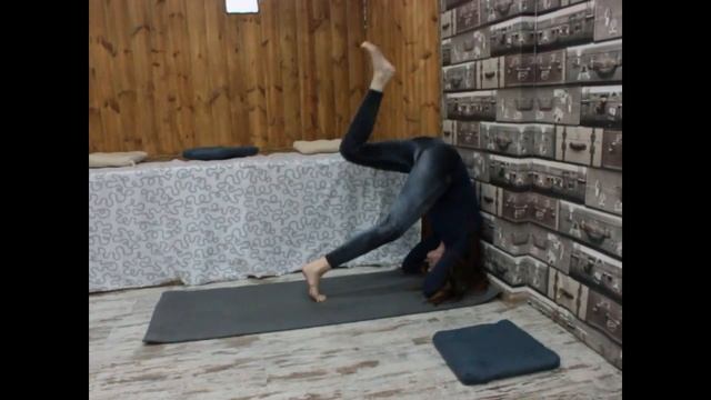 Стойка на голове у стены. Из цикла дыхательных упражнений. смотреть онлайн