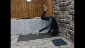 Стойка на голове у стены. Из цикла дыхательных упражнений.