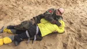 Русский способ транспортировки раненого из красной зоны