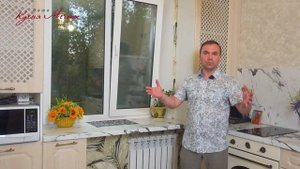 Кухня с окном и столешницей в подоконник