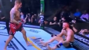 Момент перелома! Это был локоть! Конор сломал ногу об локоть Порье